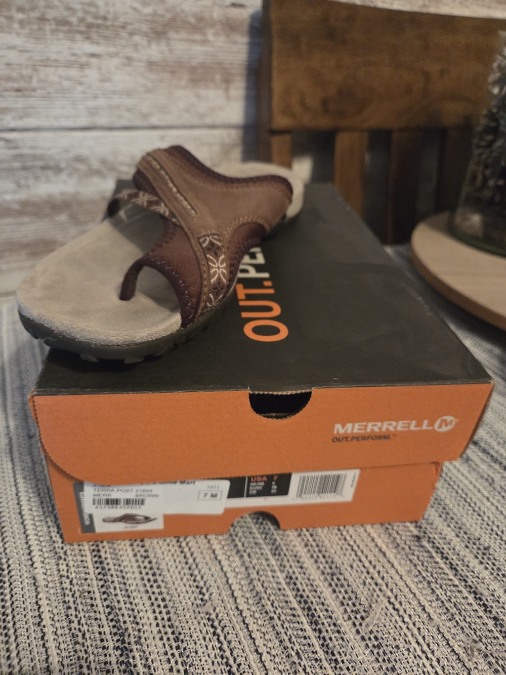 Merrell Womens Brown Leather Thong Sandal with Embroidered Accent